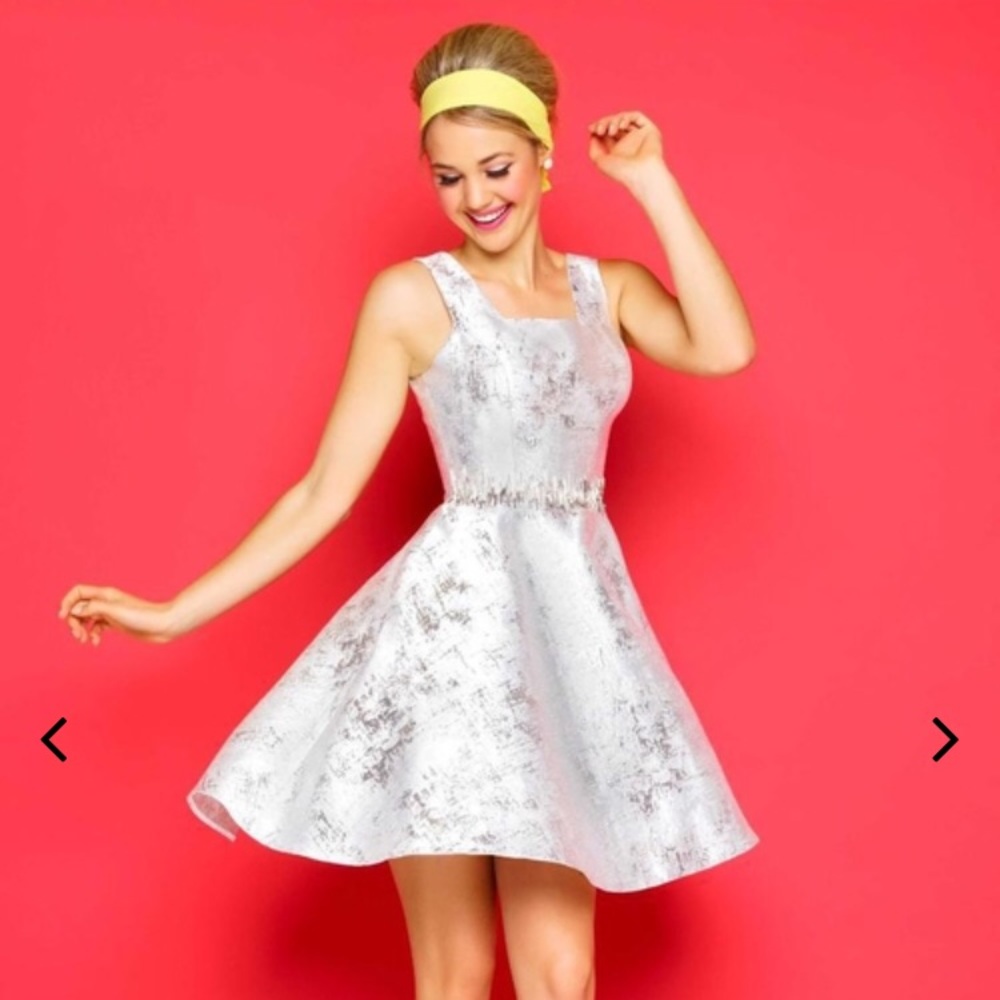 Mac Duggal size 8 silver cocktail dress